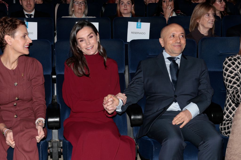 LA REINA LETIZIA SE DA UN BAÑO DE MASAS A SU LLEGADA A TUDELA junto a su amigo Luis Alegre