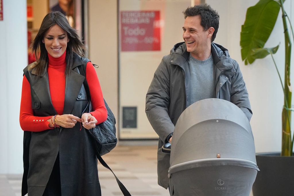 Patricia Pardo y Christian Gálvez con su hijo Luca en enero de enero de 2024, en Madrid