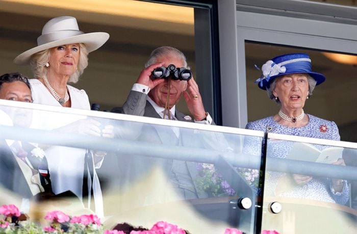 Lady Susan Hussey en Ascot con los reyes Carlos y Camilla