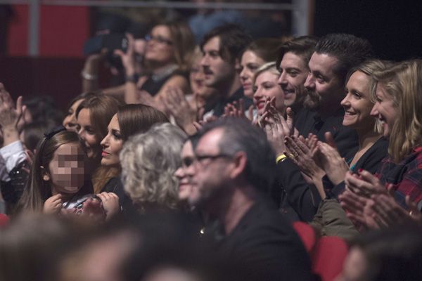 Paula Echevarría con su hija y sus compañeros de 'Velvet' durante el concierto de David Bustamante 