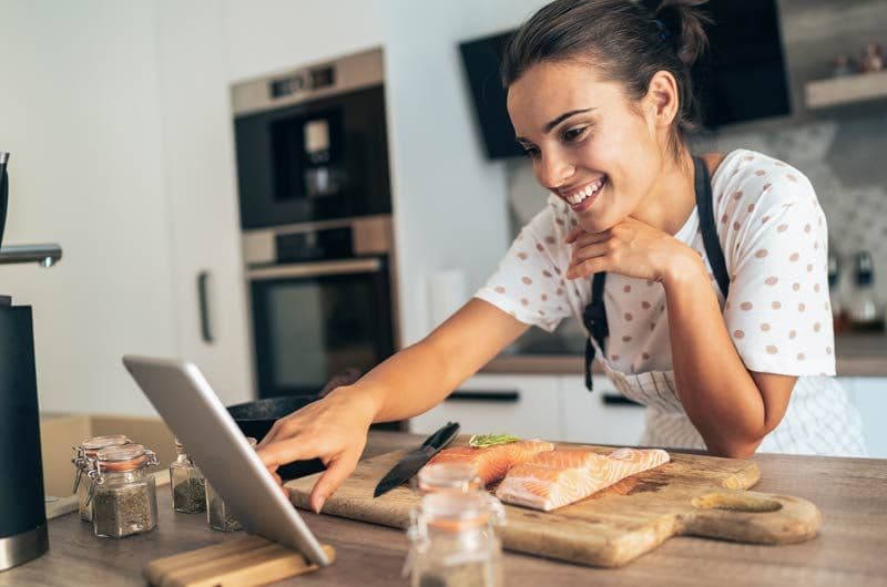 chica cocina pescado