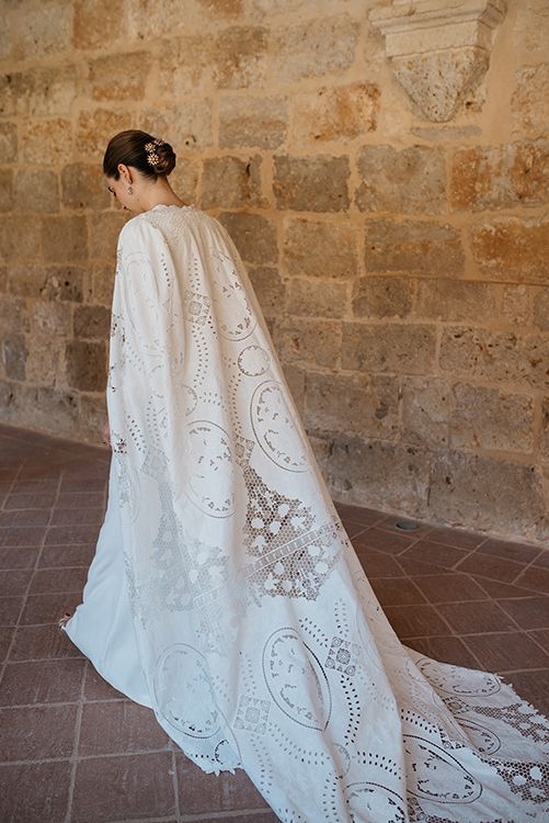 Vestido de novia con capa bordada