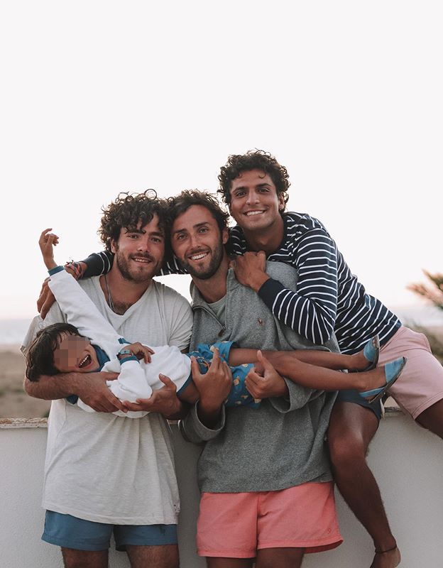 Tomás Páramos con su hijo y sus amigos