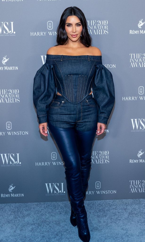 kim kardashian con top burberry encorsetado de mangas abullonadas
