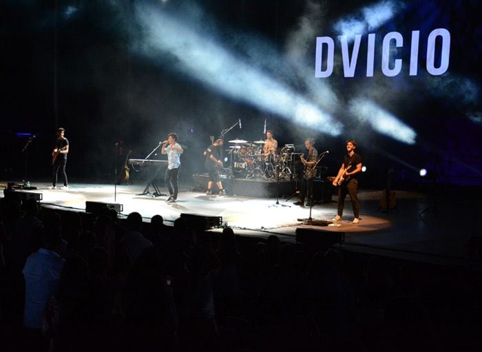 Dvicio actuando en un concierto