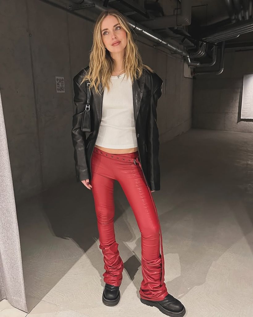 Chiara Ferragni con blazer y pantalón de efecto cuero