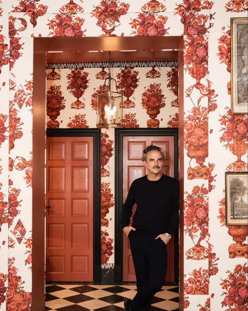 Retrato del prestigioso interiorista Lorenzo Castillo en un ambiente con paredes tapizadas con ‘Ovetus Rojo’ de la colección ‘Hesperia’, creada por Lorenzo Castillo para Gastón y Daniela 