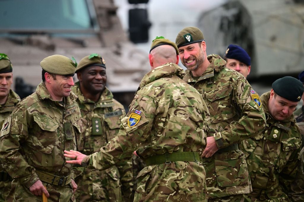 El príncipe Guillermo en un campamento militar en Estonia