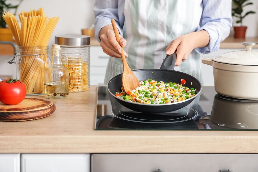 El arroz se puede preparar de mil formas y una de las más fáciles y saludables es salteado.