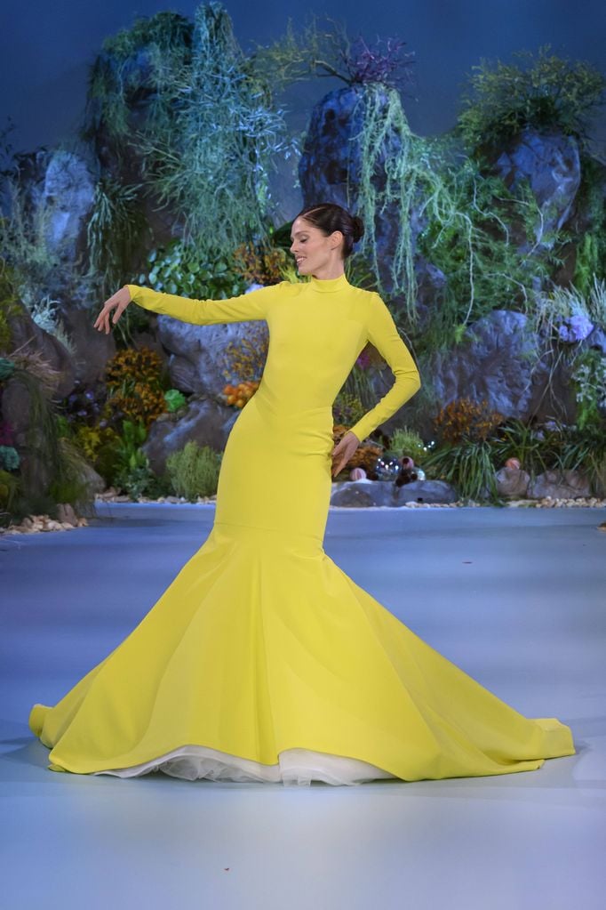 Coco Rocha, en el desfile de Celia Kritharioti (colección Alta Costura Primavera/Verano 2024).