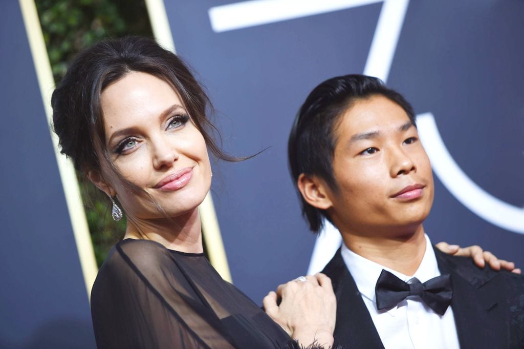 Angelina Jolie y su hijo Pax en los Globos de Oro de enero de 2018