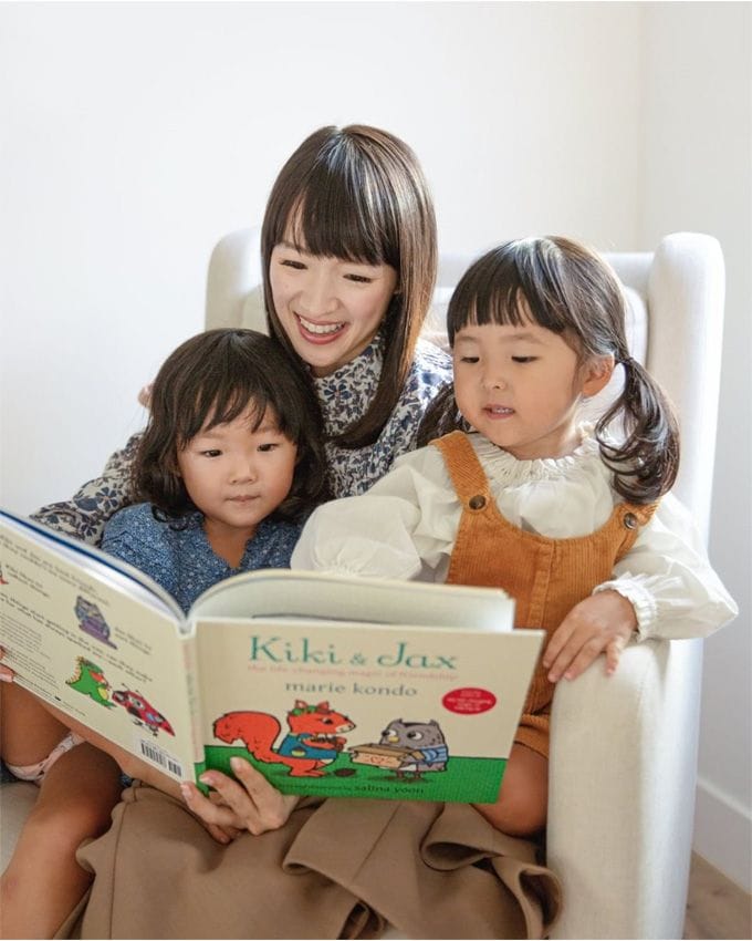 Marie Kondo con sus hijas