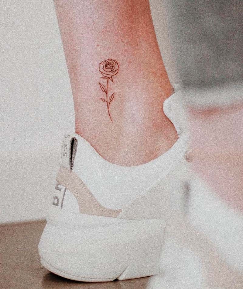 Tatuaje de flor en el tobillo