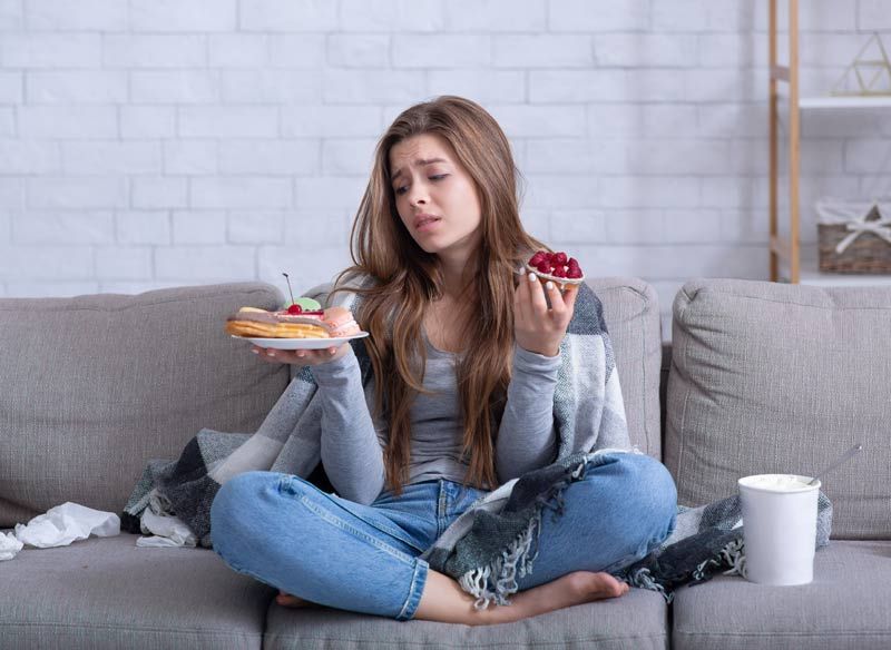 mujer comiendo