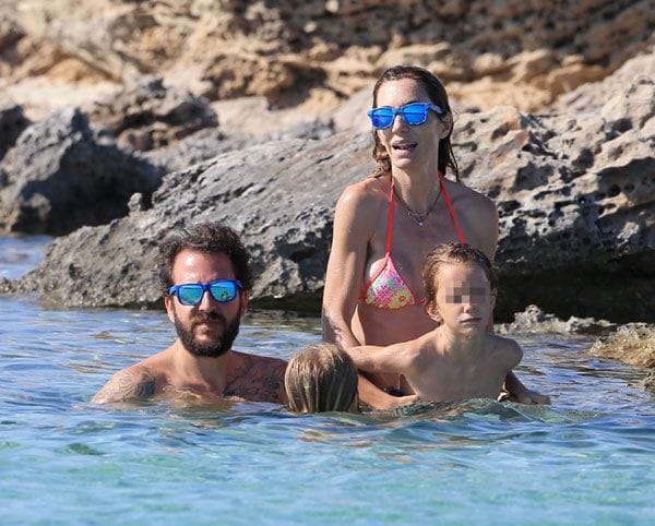 Borja Thyssen y Blanca Cuesta son unos enamorados de las Islas Baleares y lo demuestran cada año, esta imagen fue tomada durante sus vacaciones familiares del 2015 en Ibiza
