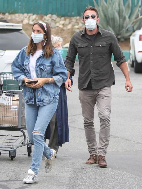 Ana de Armas con vaqueros y zapatillas