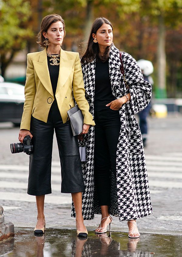 chicas con abrigo y blazer