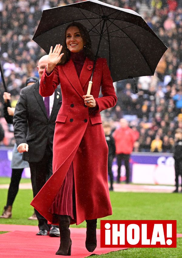 Kate Middleton y su look de abrigo rojo para asistir al rugby