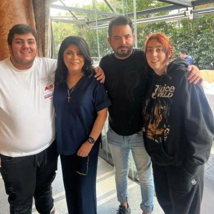 Victoria Ruffo y sus tres hijos