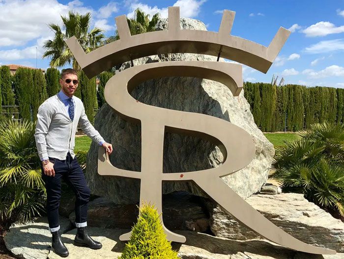 Sergio Ramos a las puertas de su finca en Sevilla, La alegría SR4