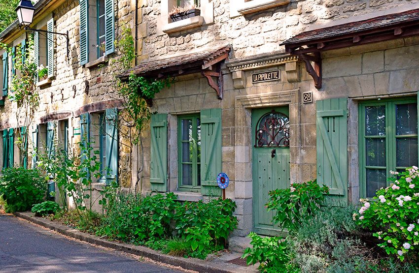 Pequeña villa de Auvers sur Oise en Normandía, Francia