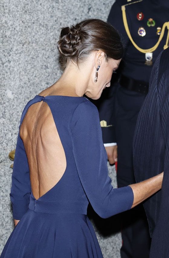 La reina Letizia estrena el vestido malagueño 'París' en el Teatro Real