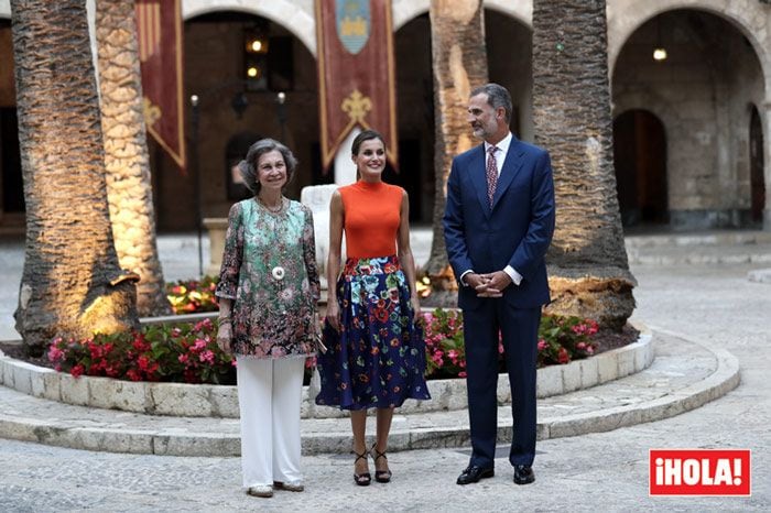 Los reyes Felipe y Letizia, acompañados por la reina Sofía, reciben a la sociedad balear en el Palacio de la Almudaina