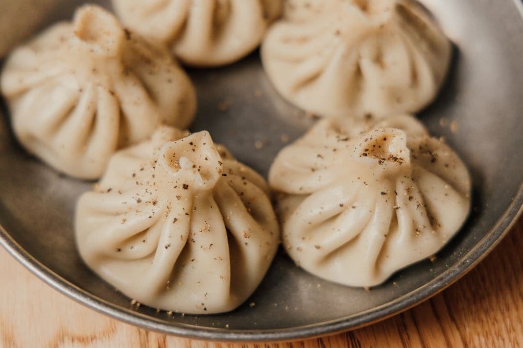 Khinkali (masa rellena de carne picada, cebolla y especias)