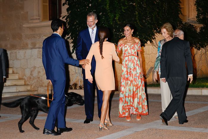 Los Reyes, junto a doña Sofía, reciben a la sociedad balear por primera vez en el Palacio de Marivent
