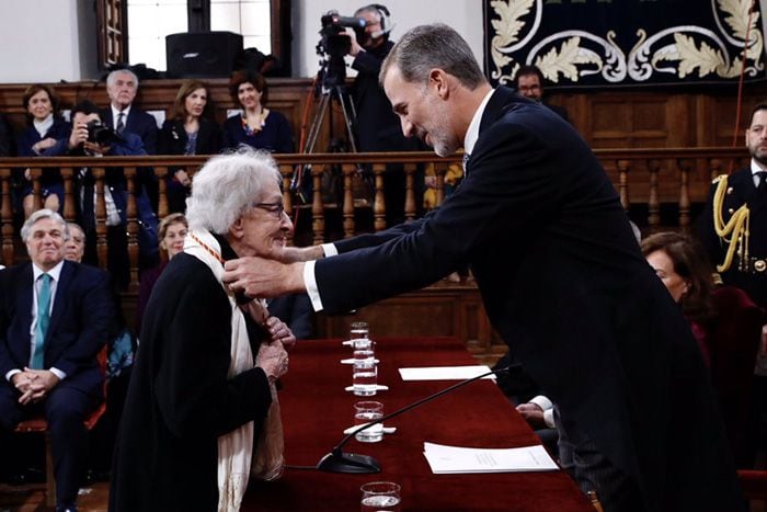 Los Reyes entregan el Premio Cervantes a la poeta uruguaya Ida Vitale