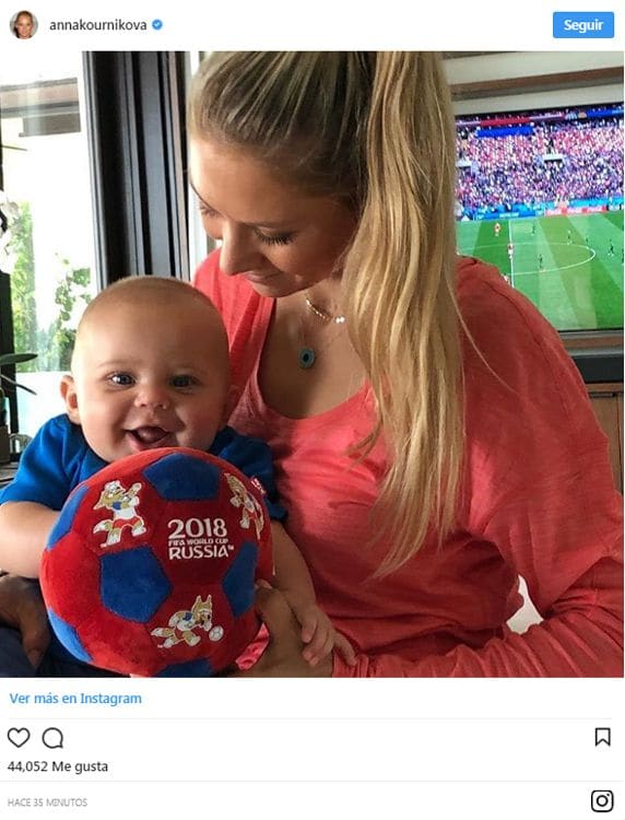 Anna Kournikova disfruta con uno de sus mellizos del Mundial de Rusia