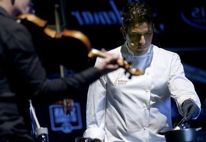 Akrame Benallal, conocido como ‘el David Muñoz de los fogones franceses’ sorprendió con una ponencia amenizada por la música de un violín en directo.
