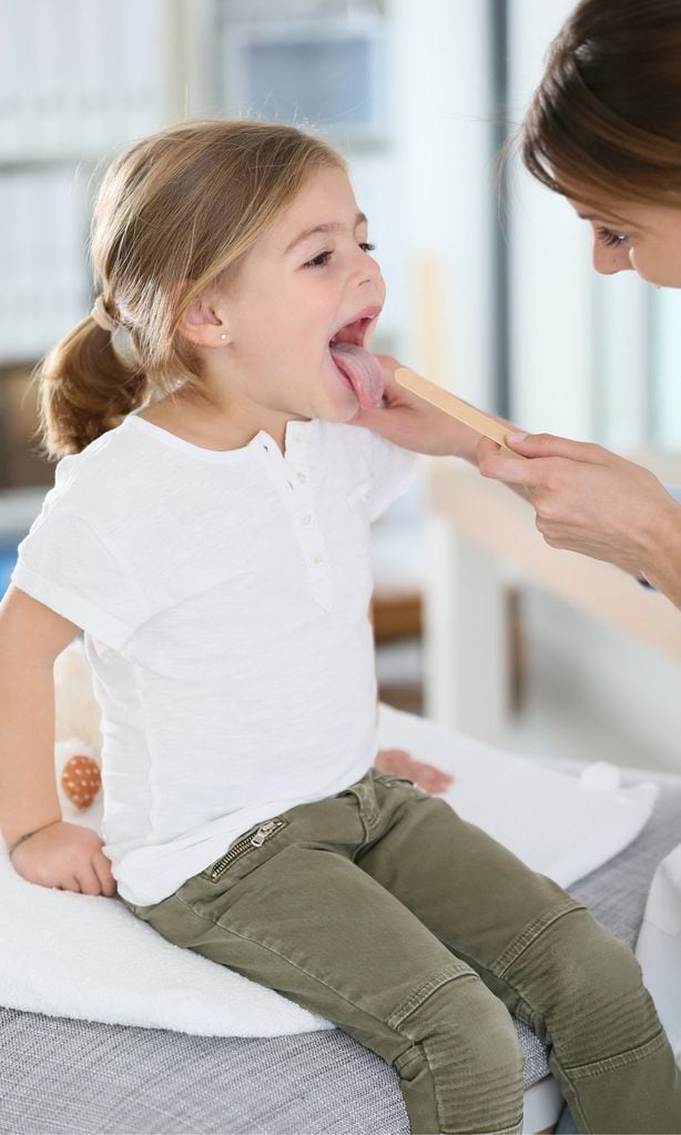 Exploración de garganta a una niña