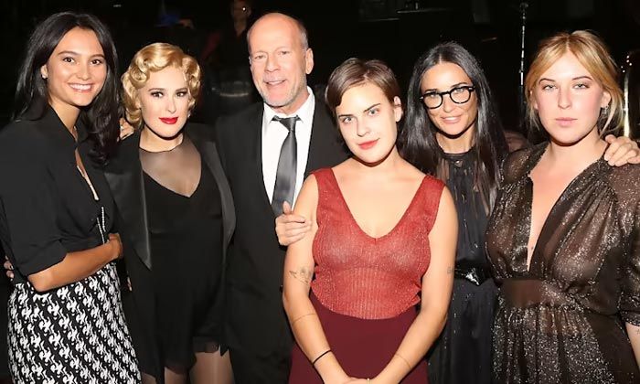 Bruce Willis y Emma Heming con las hijas del actor y su exmujer Demi Moore