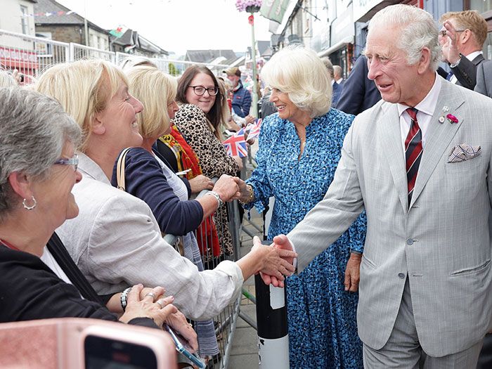 Carlos III y Camilla saludan a los ciudadanos 