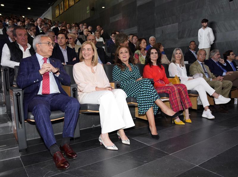 La infanta Cristina, sentada junto a Alejandro Blanco, presidente del COE 