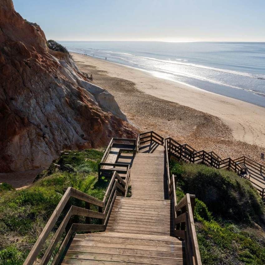 Bajada a la playa da Falésia.