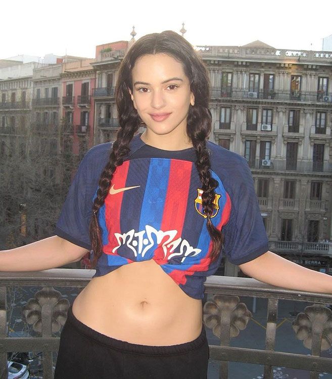 Rosalía vestida con la equipación del Fútbol Club Barcelona