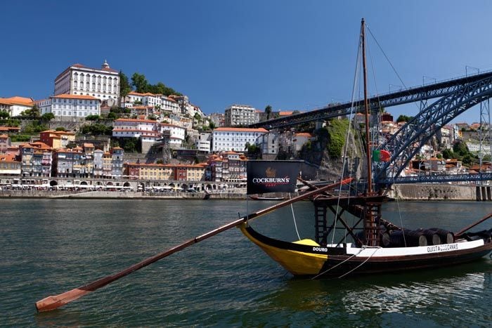 Además de la zona residencial más cara de Oporto, Foz do Douro también se conoce por tener una oferta de ocio y de vida nocturna más sofisticada de la ciudad. Bares, restaurantes y terrazas que a menudo se extienden por la costa
