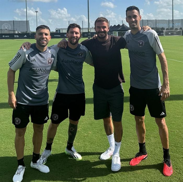 Beckham con Messi, Busquets y Jordi Alba