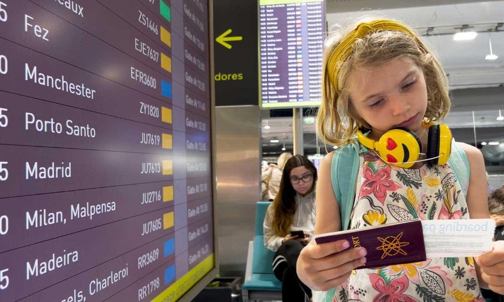 Niña en el aeropuerto