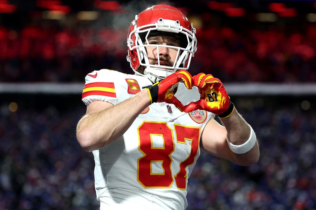 Orchard Park, Nueva York - 21 de enero: Travis Kelce #87 de los Chiefs de Kansas City celebra después de anotar un touchdown de 22 yardas contra los Buffalo Bills durante el segundo trimestre en el juego de playoffs divisional de la AFC en Highmark Stadium el 21 de enero de 2024 en Orchard Park , Nueva York. (Foto de Al Bello/Getty Images)