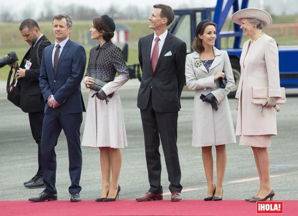 La Familia Real danesa recibió a pie de pista en el aeropuerto al Presidente de México, Enrique Peña Nieto, y la Primera Dama, Angélica Rivera, con motivo de su visita de Estado de dos días al país escandinavo
