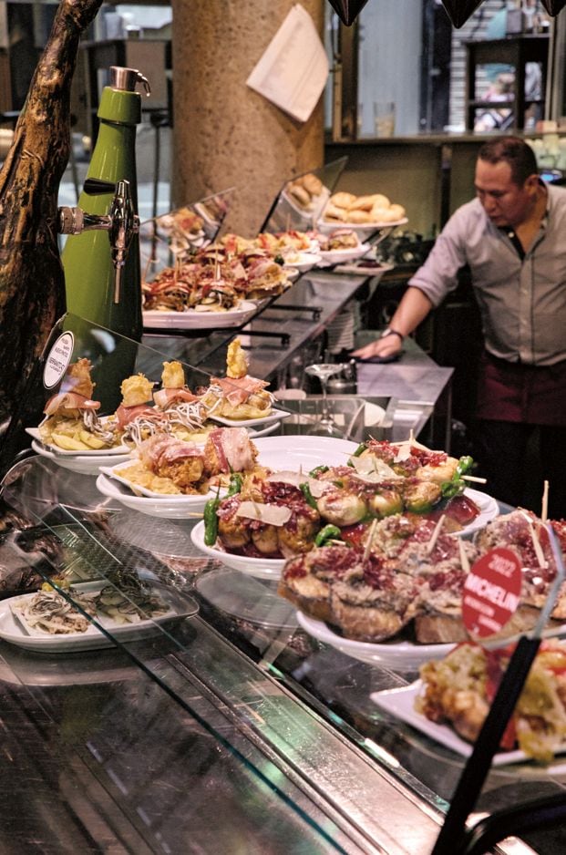 En el País Vascos ir de pintxos, más allá de lo puramente gastronómico, es una forma de vida