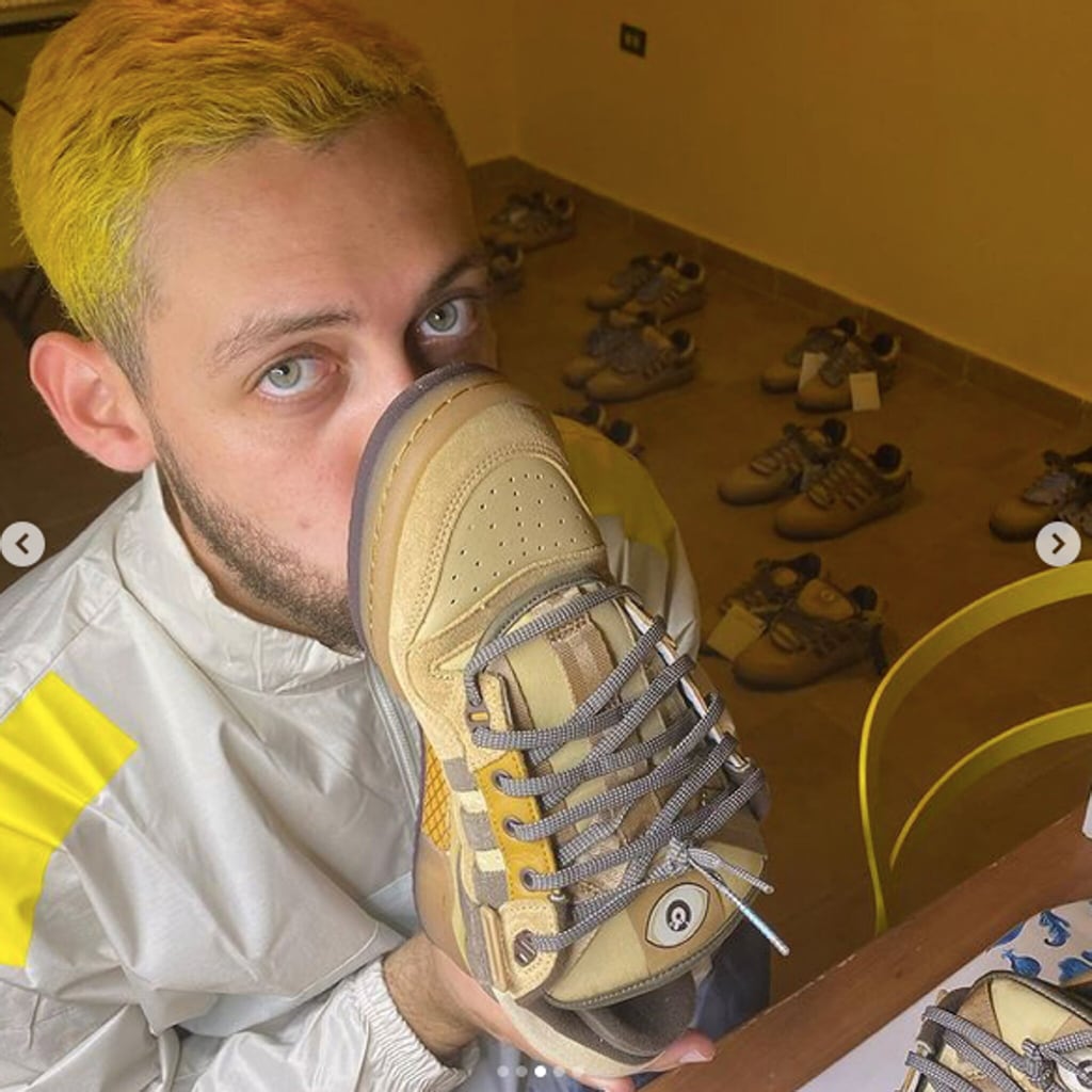 Janthony Oliveras con las nuevas zapatillas Adidas x Bad Bunny