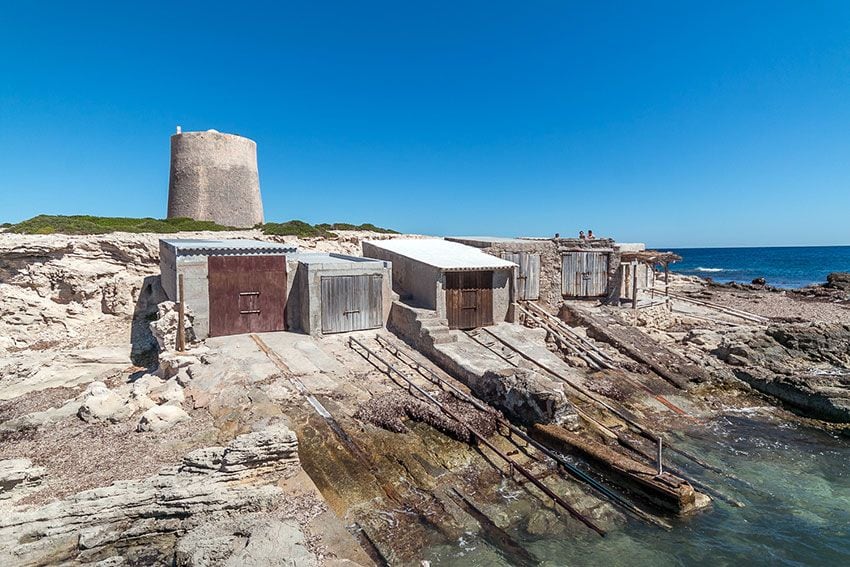 Torre en la ruta de Sa Sal Rossa en Ibiza