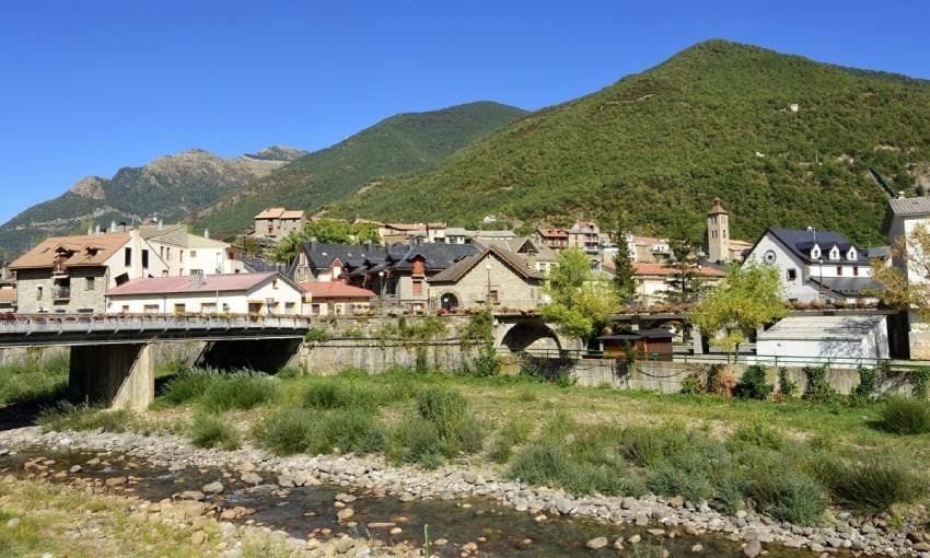 Aldea de Biescas y río Gállego.