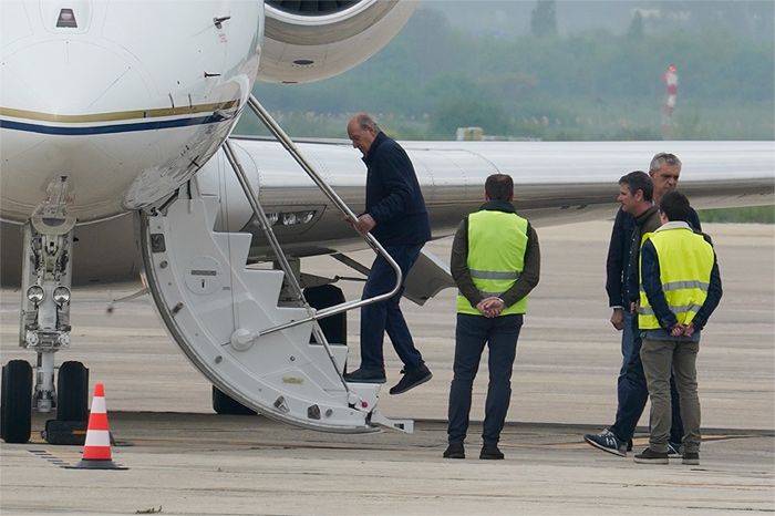 Rey Juan Carlos en el aeropuerto de Vitoria