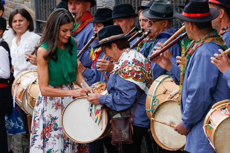 La reina Letizia, firmando en un tambor de una agrupación folclórica tradicional de Las Hurdes