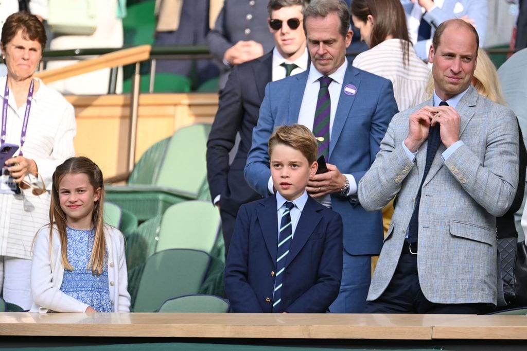 El príncipe Guillermo con George y Charlotte de Gales en Wimbledon del año pasado, 2023, mientras Kate se encargaba de la entrega de trofeos